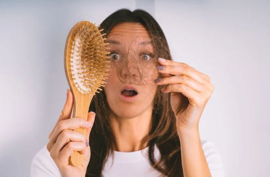 Haarausfall bei Frauen: Hormonelle Ursachen erkennen & wirksam behandeln