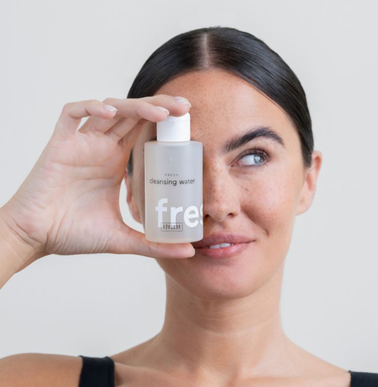 Keywords: Mizellen-Reinigungsfluid, porentief rein, Gesichtsreinigung, Reinigungsfluid, alle Hauttypen, ölige Haut, unreine Haut, Mizellen, Make-up-Entfernung, Cleansing Water, Hautpflege, natürliche Inhaltsstoffe, Leave-on-Produkt, effektive Reinigung